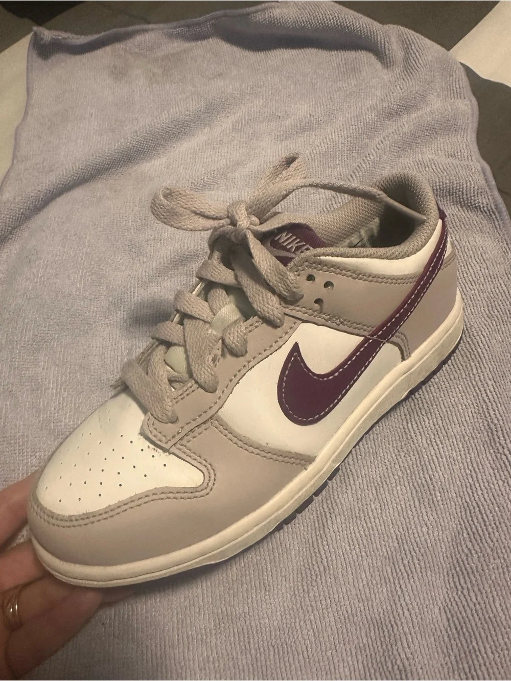 Nike Kids Low-Top Sneakers in Beige, White & Burgundy